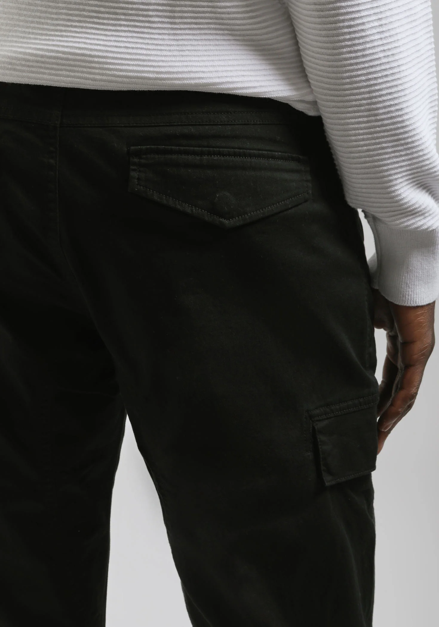 Pantaloni cargo con elastici alle caviglie - Image 6