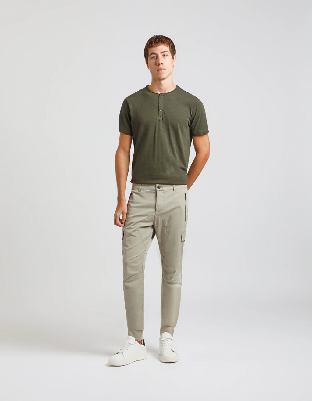 Pantaloni cargo con elastici alle caviglie