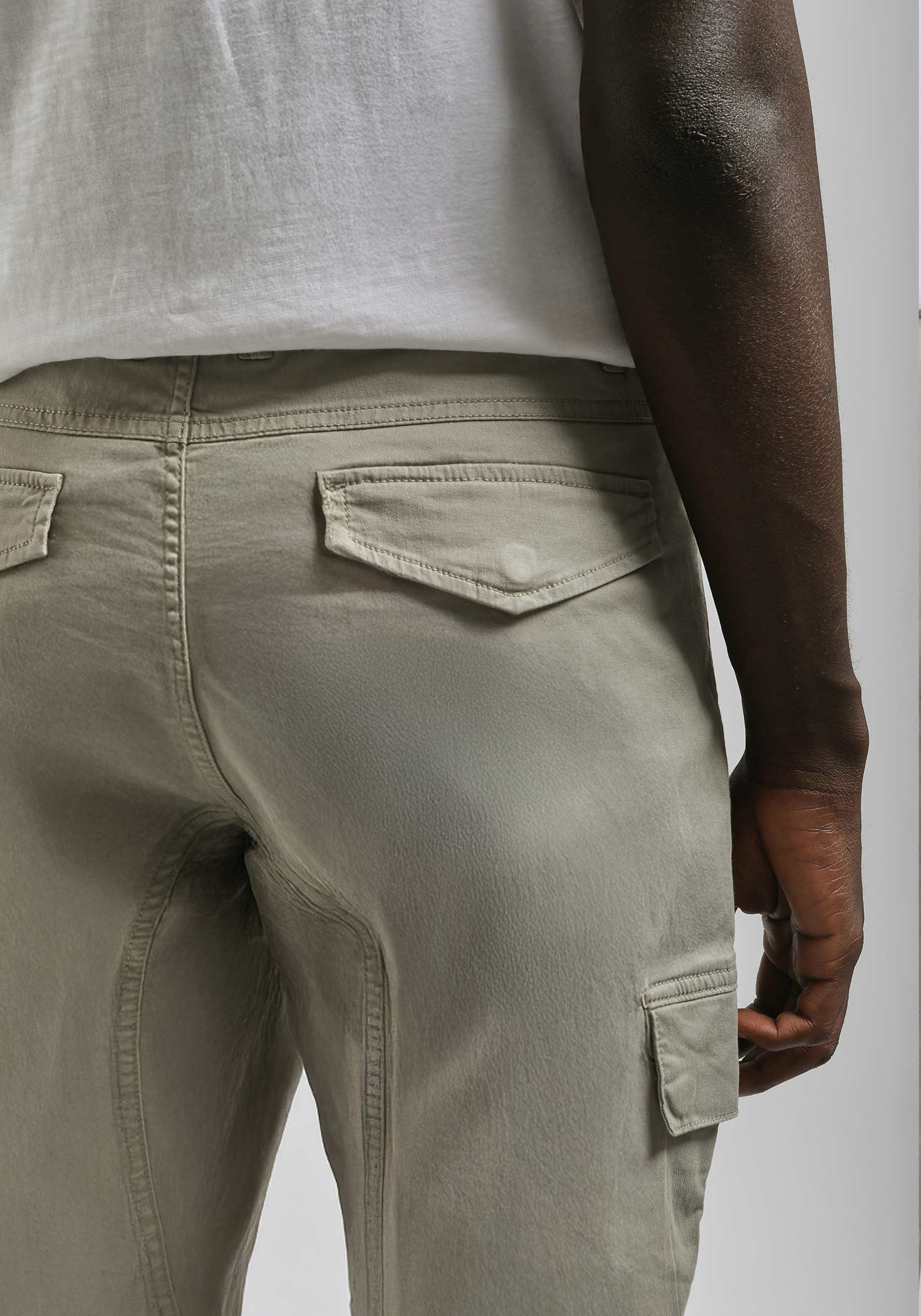 Pantaloni cargo con elastici alle caviglie - Image 6