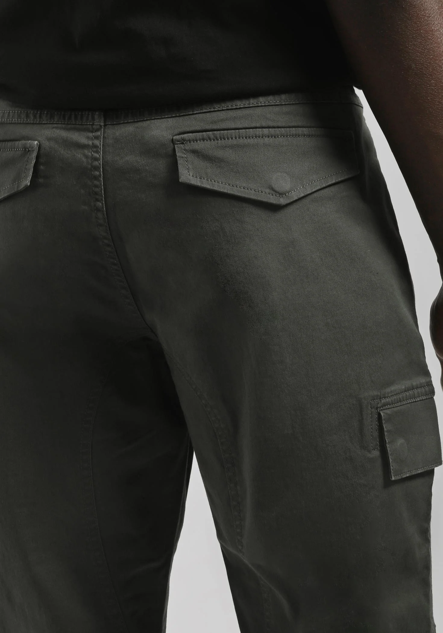 Pantaloni cargo con elastici alle caviglie - Image 6