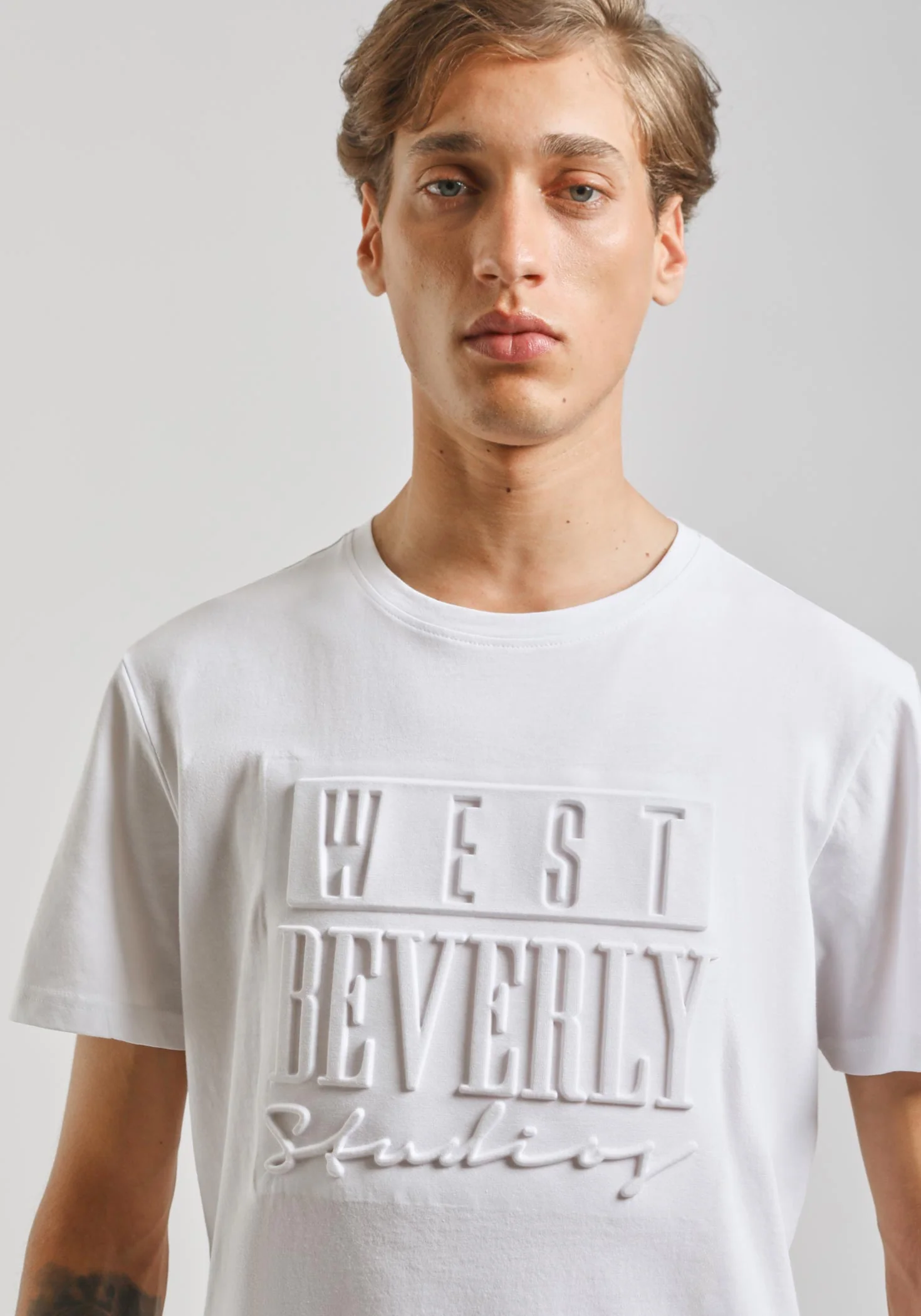 T-shirt con stampa a rilievo - Image 2